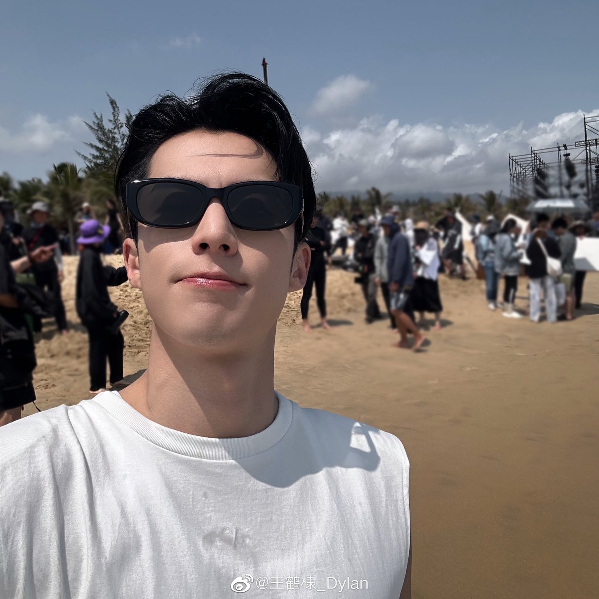 DylanWang_Py's tweet photo. WEIBO 📃 • 210423

Actualización pasada de Dylan en Weibo 

Traducción del post: Disfruta de la brisa del mar. Toma el sol ☀️🌊✌🏻

#dylanwang #王鹤棣 #wanghedi #왕허디 #왕학체 #dylanwangespañol #Didi 

-🐰 https://t.co/deRl0rVHwS