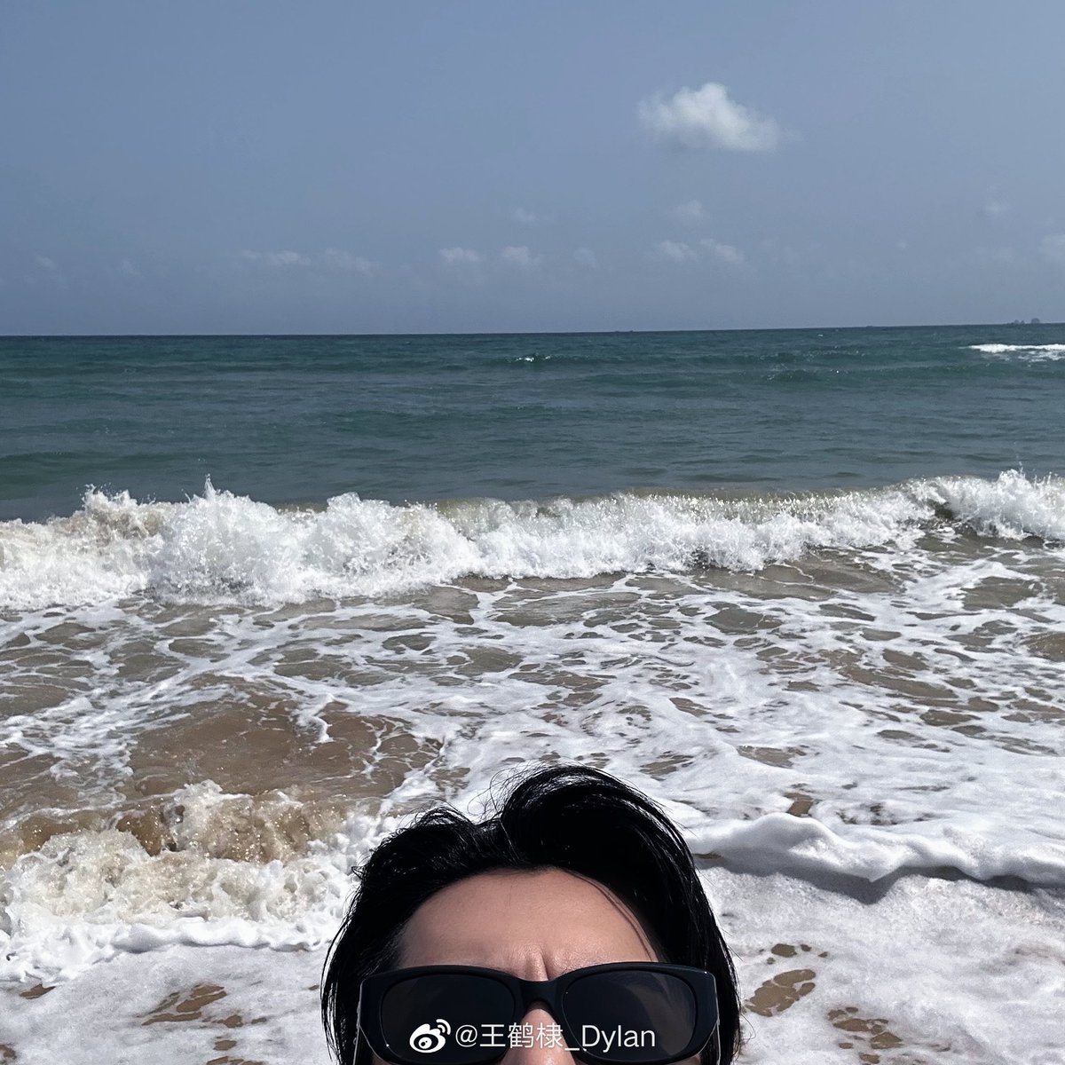 DylanWang_Py's tweet photo. WEIBO 📃 • 210423

Actualización pasada de Dylan en Weibo 

Traducción del post: Disfruta de la brisa del mar. Toma el sol ☀️🌊✌🏻

#dylanwang #王鹤棣 #wanghedi #왕허디 #왕학체 #dylanwangespañol #Didi 

-🐰 https://t.co/deRl0rVHwS
