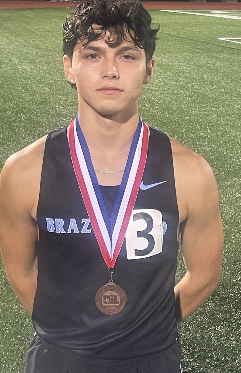 BrazoswoodT's tweet photo. 🚨Regional Qualifier🚨

Diego Moya Places 4th in the 1600m with a time of 4:24!! 

Great job Diego and good luck at regionals!!

#BucAcceleration #BucPride https://t.co/g38u7x0up5