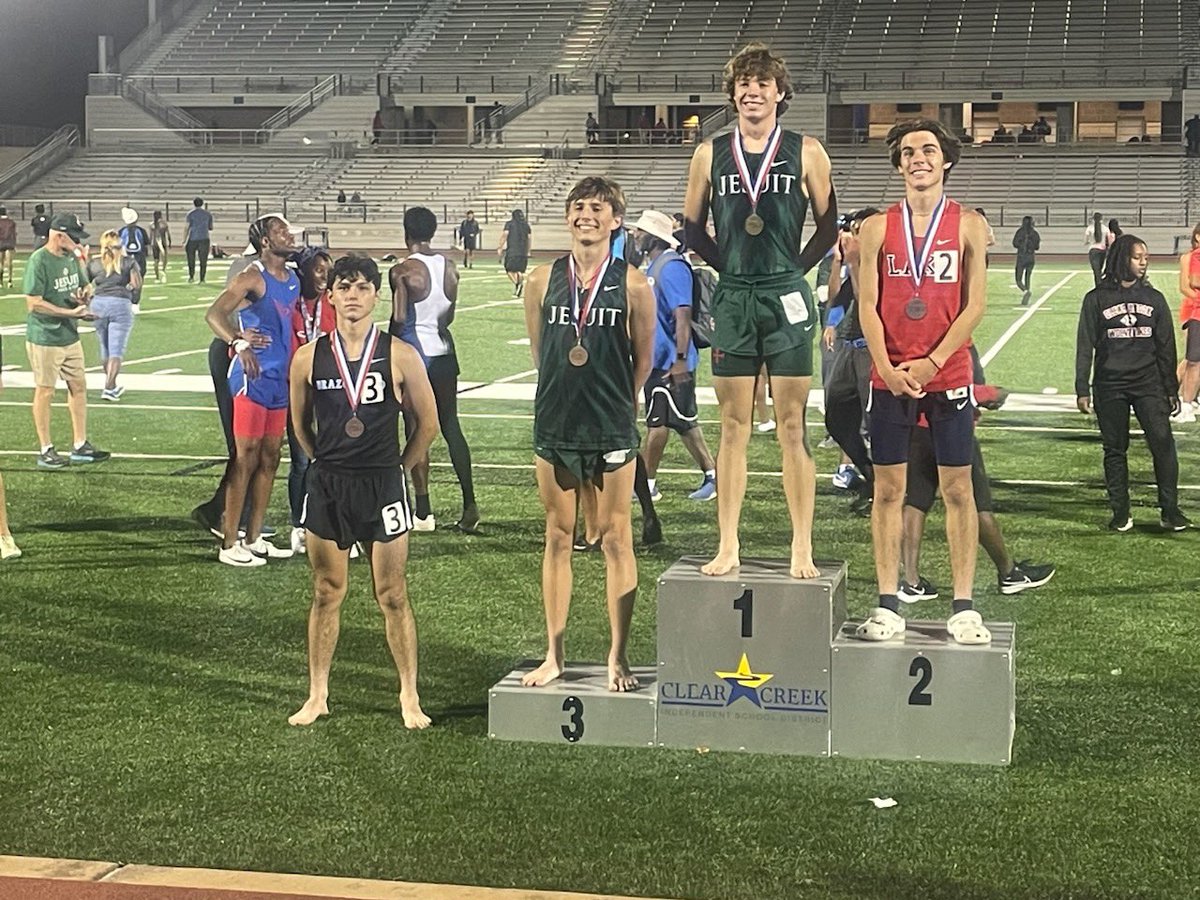 BrazoswoodT's tweet photo. 🚨Regional Qualifier🚨

Diego Moya Places 4th in the 1600m with a time of 4:24!! 

Great job Diego and good luck at regionals!!

#BucAcceleration #BucPride https://t.co/g38u7x0up5