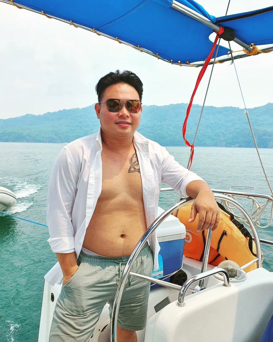topee_dacanay's tweet photo. No one is coming to save you. Our life is 100% our responsibility. Take risk, If you win you'll be happy. If you lose you'll be wiser.

"EL kapitan" at your service 😅😎

#hiritsataginit
#Goodvibesonly
#topeedacanay https://t.co/59XJFIFGE9