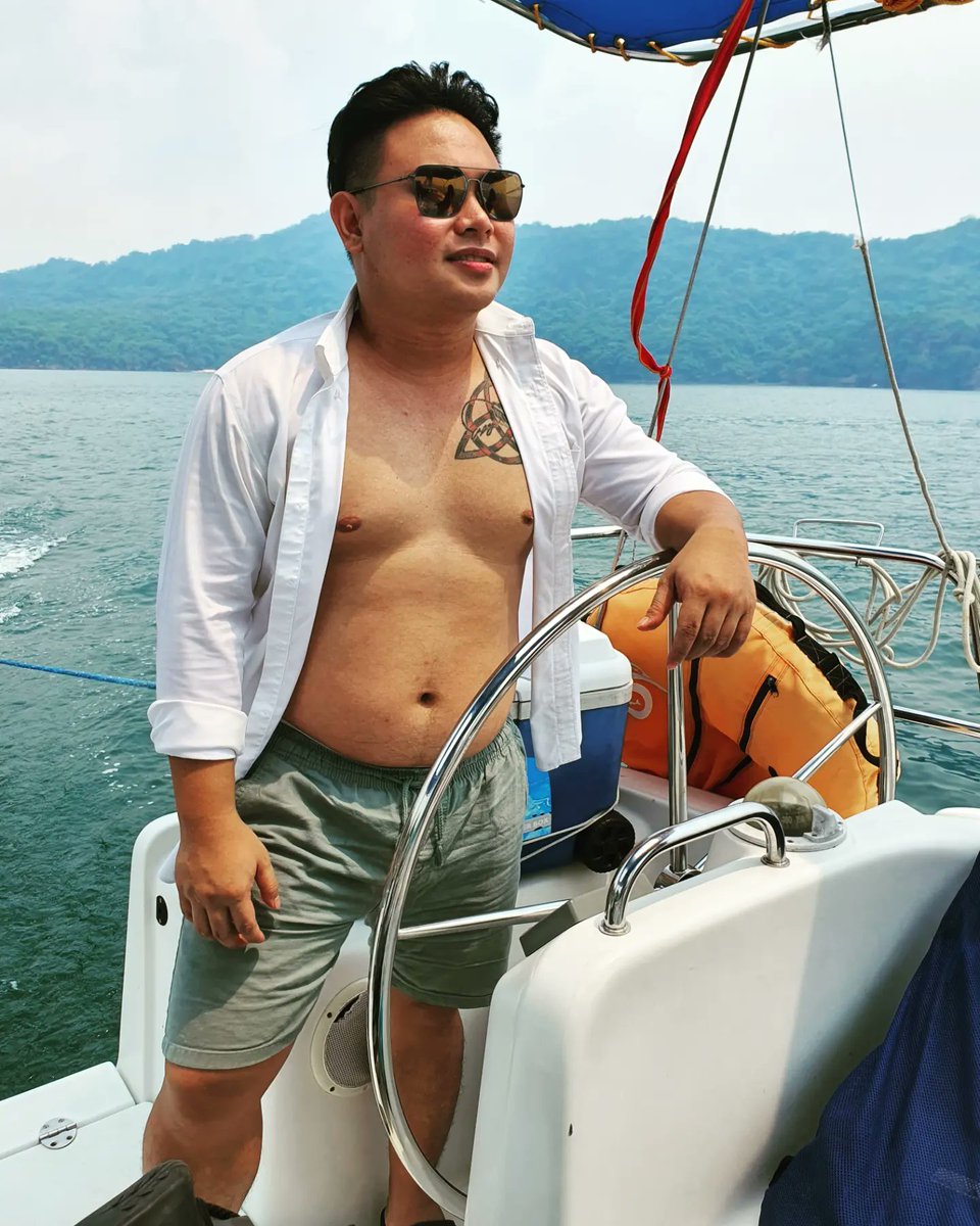 topee_dacanay's tweet photo. No one is coming to save you. Our life is 100% our responsibility. Take risk, If you win you'll be happy. If you lose you'll be wiser.

"EL kapitan" at your service 😅😎

#hiritsataginit
#Goodvibesonly
#topeedacanay https://t.co/59XJFIFGE9