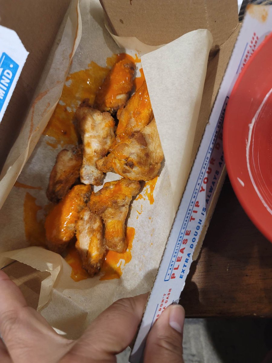 SSkelli12's tweet photo. @dominos is this really how much sauce is to go on for buffalo wings??? https://t.co/Dbvz5oghcW
