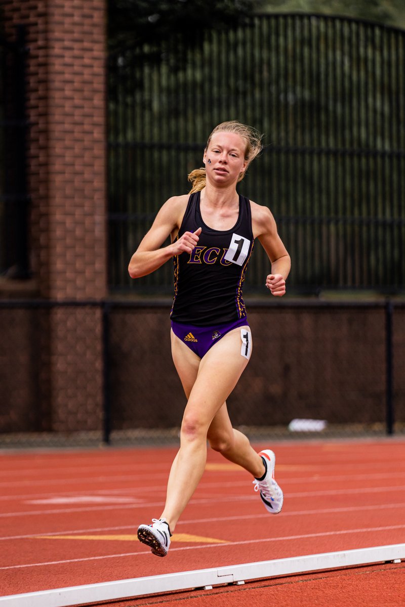 ECUTFXC's tweet image. 🚨 𝐏𝐑𝐎𝐆𝐑𝐀𝐌 𝐑𝐄𝐂𝐎𝐑𝐃 🚨

Alyssa Zack 𝙙𝙧𝙤𝙥𝙨 𝙩𝙝𝙚 𝙝𝙖𝙢𝙢𝙚𝙧 for a 1:13.56 last lap to take down the ECU record with a time of 35:07.77 in the 10,000m at the Virginia Challenge!

#GoPirates🏴‍☠️