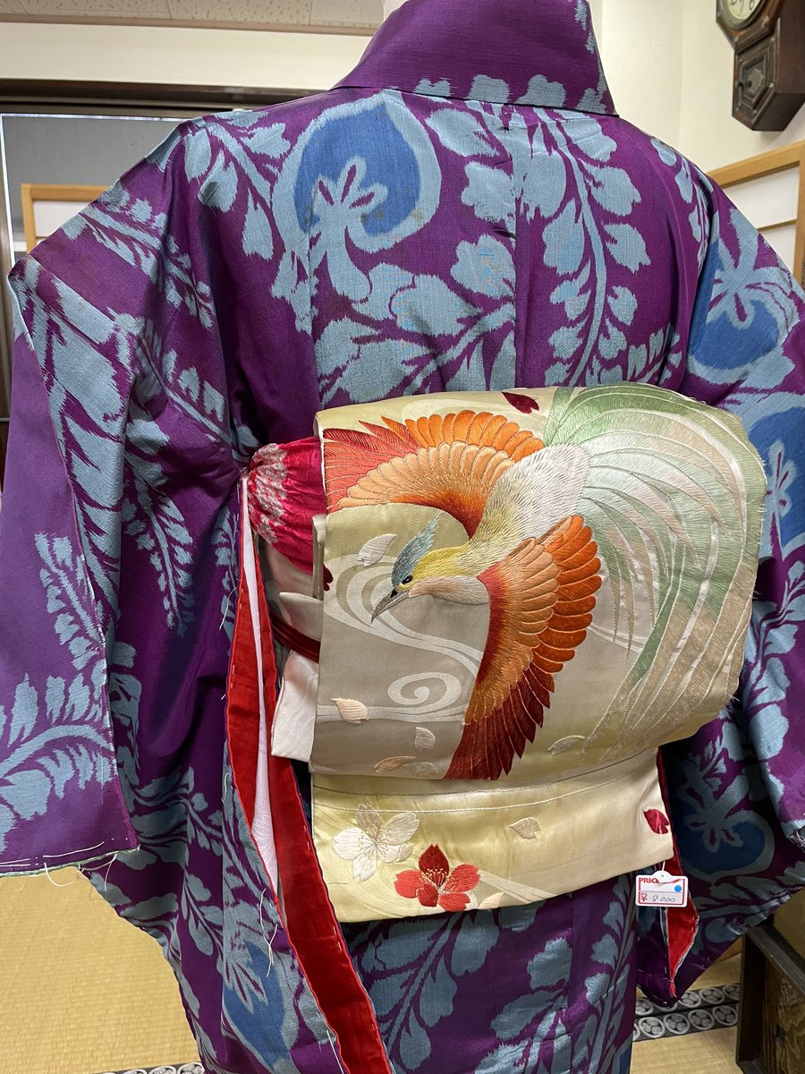 本日4/22(土)11:00〜18:00までOpenしています。

今年は藤の花の開花と見頃が早いそうですね。藤のお花見にと藤柄の銘仙でコーディネートをしてみました。