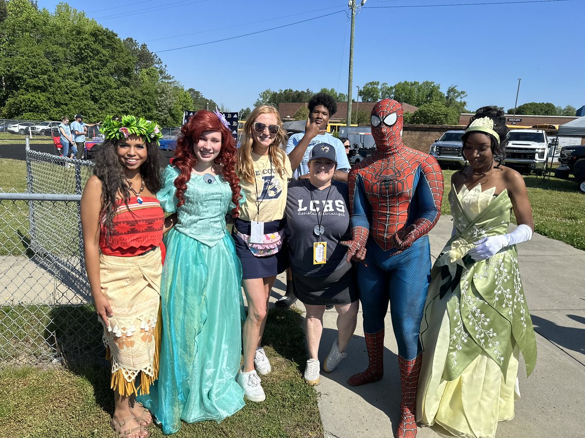 FuxMarissa's tweet photo. Today, I had the honor of serving my school community by  helping lead the coordination of Special Olympics:Day of excellence. The hiccups &amp; learning experiences do not overshadow the love shared. My volunteers were breath taking. I honestly owe it to them. @SpecialOlympics https://t.co/PWUp5y5phI
