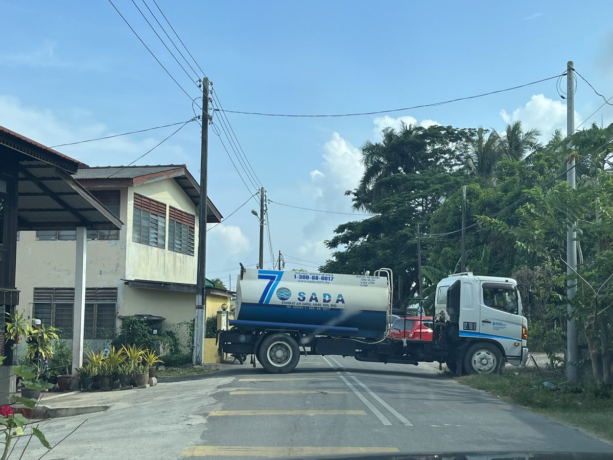 aapoooooooo's tweet photo. Hang bodo @SanusiMNor 

Ayaq tak dak hari ketiga.
Api takdak since 10mlm tadi.

Baguih sungguh laaaa penaya orang raya2 ni. https://t.co/JZfYUGK0hS