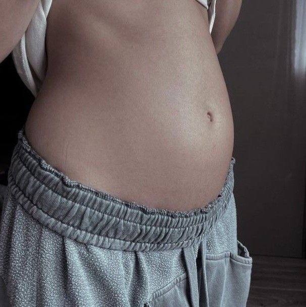 reflectjikoo's tweet photo. Baby on board| #kookmin mini au

No era tema nuevo que su esposo faltara por largos meses debido a su trabajo, extrañarlo a diario tampoco es novedad. 

Lo que si fue nuevo para ellos es enterarse del pequeño travieso que se mantuvo oculto hasta sentir nuevamente su llegada. https://t.co/GP7e73f4QW