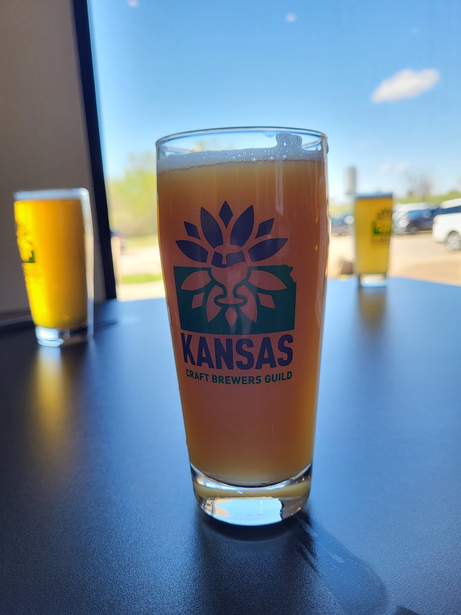 StevenOnTheMove's tweet photo. Cheers to celebrating #KansasCraftBeerWeek on a beautiful Friday afternoon in Olathe. #StevenExploresTheMidwest https://t.co/7cuNoK3jjK