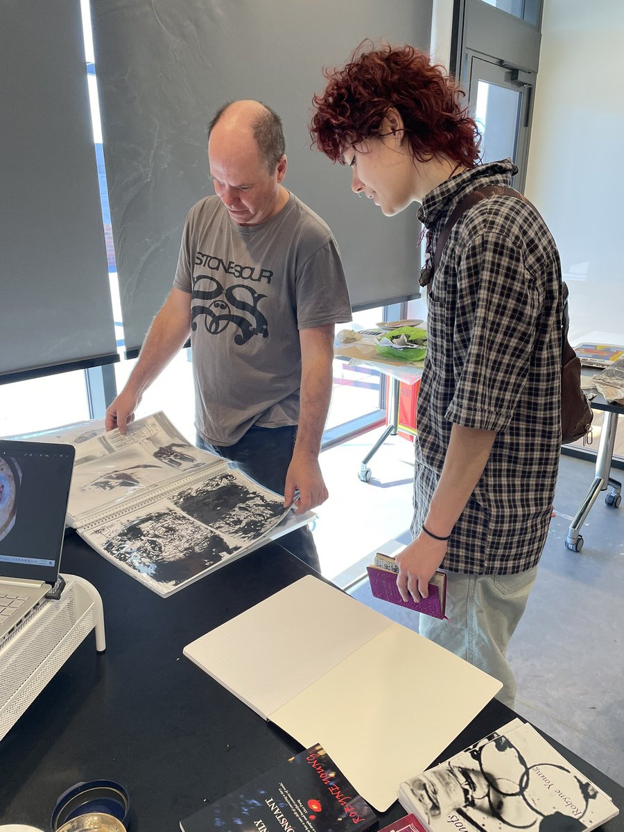 Our first Open Studio at #HyphenWodonga Visitor from Melbourne Bel chatting art with #VernonBartlett. We’ll be creating in an #EkphrasisreverseEkphrasis in the studio until 9 July. #regionalartists #artandwords