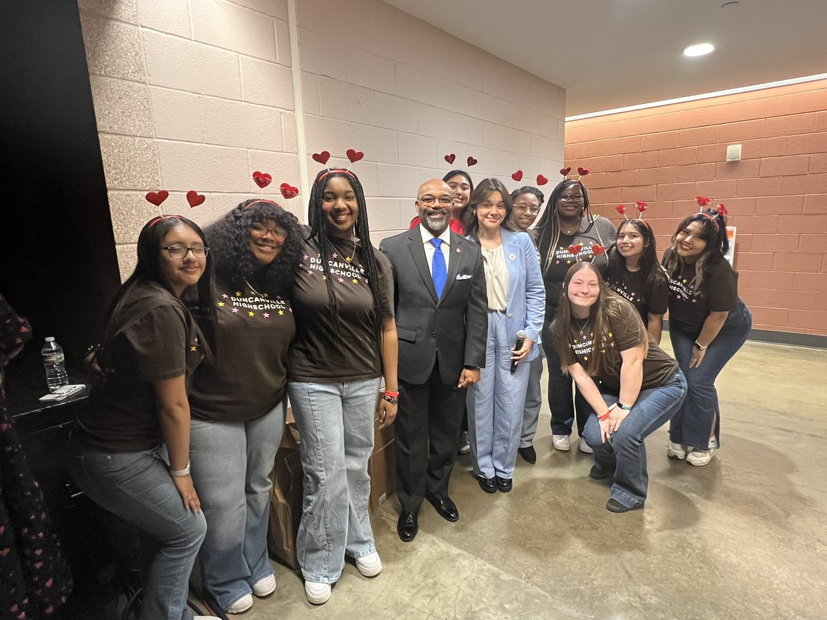 DvilleISDSuper's tweet photo. Tonight, the @TASC_StuCo launched its 87th Annual Conference. Under Dedric Williams’ leadership, our @Dvillestuco is the conference coordinator school. In front of 3000 of her peers, @Duncanville_HS’s Germany H. welcomed me to the stage to deliver the greeting. #PantherPride https://t.co/MweqYj6VgI