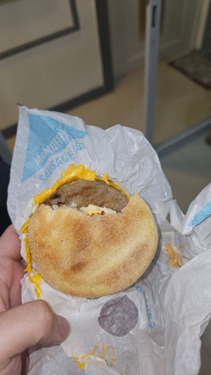 ij24deleon's tweet photo. @McDo_PH bakit po may kagat na yung muffin pagkabukas? Di pa sinama yung sausage sa kagat. 🙄 https://t.co/X7Bt3eW87A