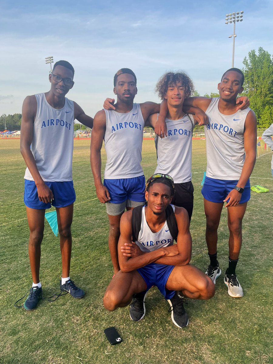 CoachHutchins22's tweet photo. Super proud of these guys work at the Elite Meet tonight! Took 10 seconds off their 4x800 PR!! I cannot wait to see what’s to come 🦅 
@CoachTBarnes79 @AirportHighTra1 @AirportAthDept @AHS_Leads https://t.co/tutlFqlUJL
