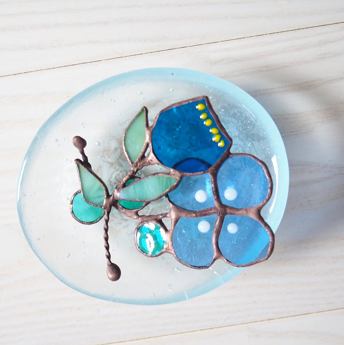 unitglassstudio's tweet photo. 新作て作ったガラスの花器��ステンドグラスのお花です。
お水も入れても大丈夫な花器を作りたくで、じっくり窯で丸2日間焼いて作った器です☆ https://t.co/KqMeviMa7t