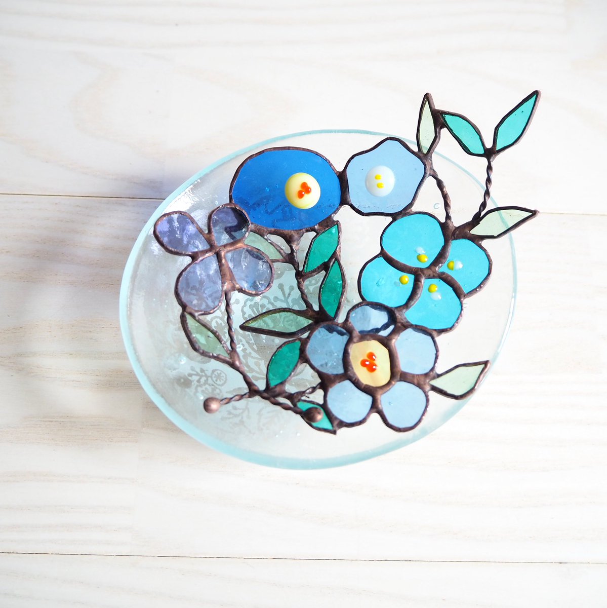 unitglassstudio's tweet photo. 新作て作ったガラスの花器��ステンドグラスのお花です。
お水も入れても大丈夫な花器を作りたくで、じっくり窯で丸2日間焼いて作った器です☆ https://t.co/KqMeviMa7t