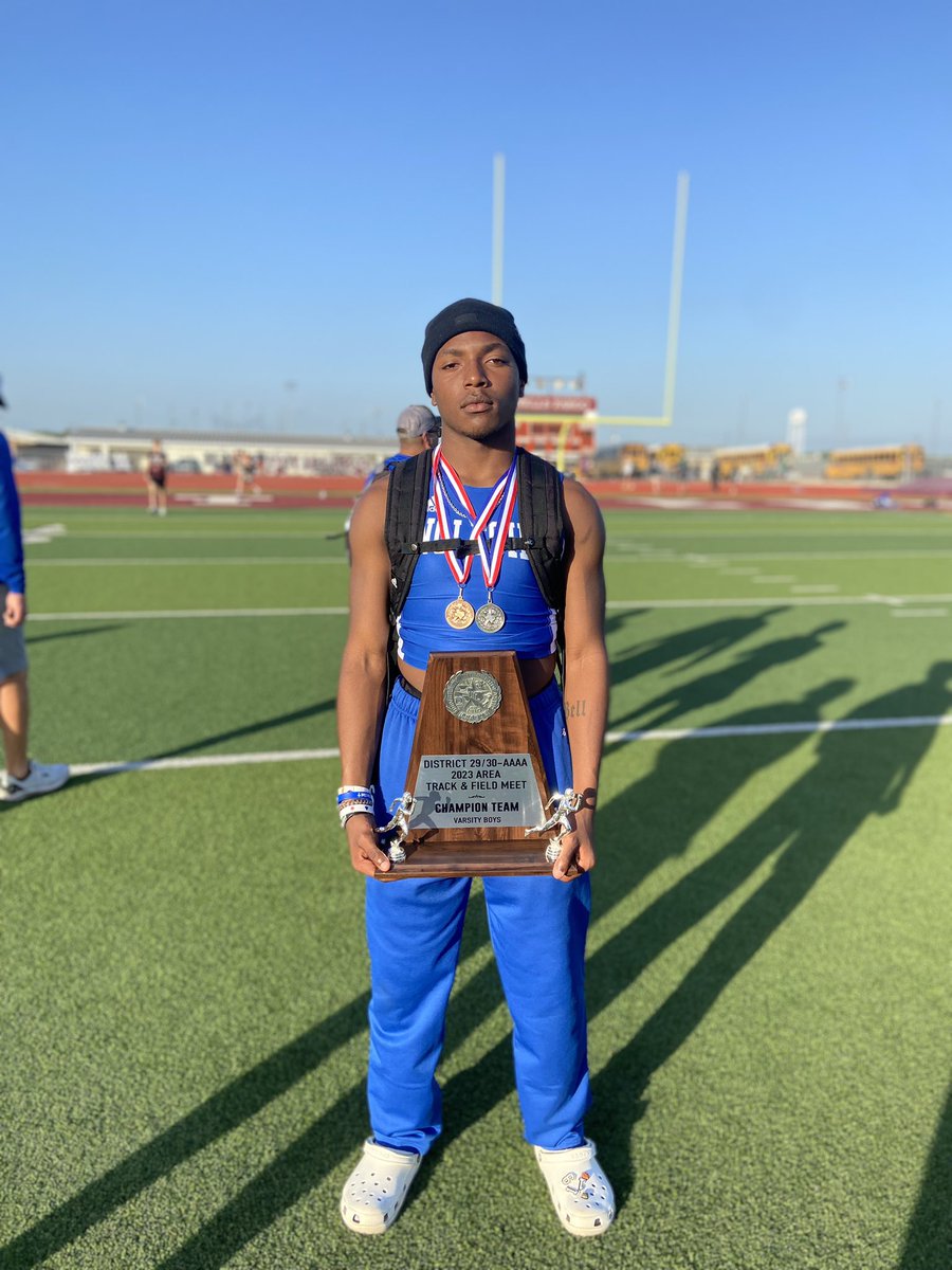 Area Champs🏆 
Qualified in the 4x100 🥉 and 4x200 🥈 for regionals 
☝🏿 step closer 🤭