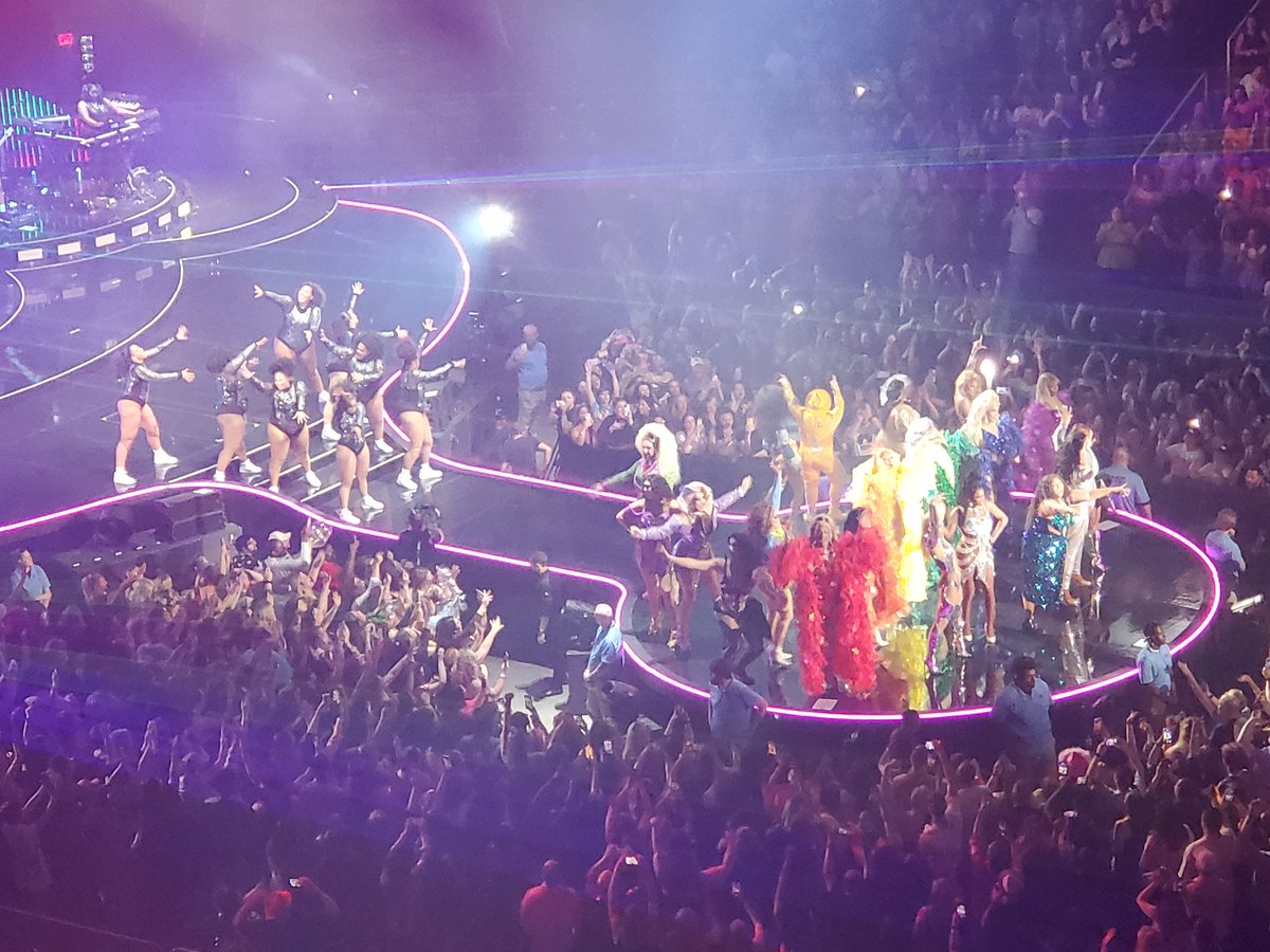 KampGoddess's tweet photo. Big F U to @BillLeeTN from @lizzo in Knoxville tonight performing a SOLD OUT crowd in Knoxville with Drag Queens!! Hey Bill Lee, we LOVE DRAG QUEENS! FU!! https://t.co/Xe7KxRPHUq