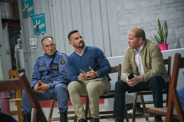 subrelacinst's tweet photo. 🏘️ Dialogamos con los vecinos y las vecinas de #VillaBarberan en el  Centro Religioso del barrio.👨‍👨‍👧‍👦

👉🏼 Mediante la Subsecretaría de Relaciones Institucionales planificamos estrategias operativas para mejorar los recursos humanos y material de la seguridad del barrio. https://t.co/WZ6o8iLSev