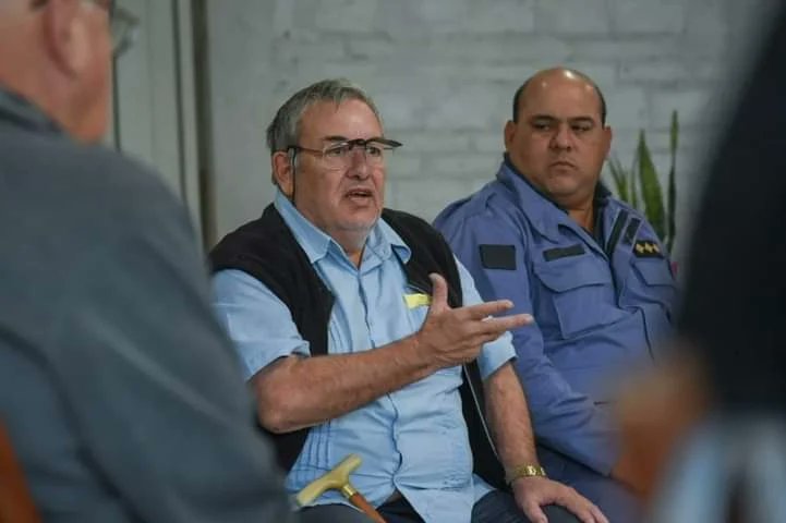subrelacinst's tweet photo. 🏘️ Dialogamos con los vecinos y las vecinas de #VillaBarberan en el  Centro Religioso del barrio.👨‍👨‍👧‍👦

👉🏼 Mediante la Subsecretaría de Relaciones Institucionales planificamos estrategias operativas para mejorar los recursos humanos y material de la seguridad del barrio. https://t.co/WZ6o8iLSev
