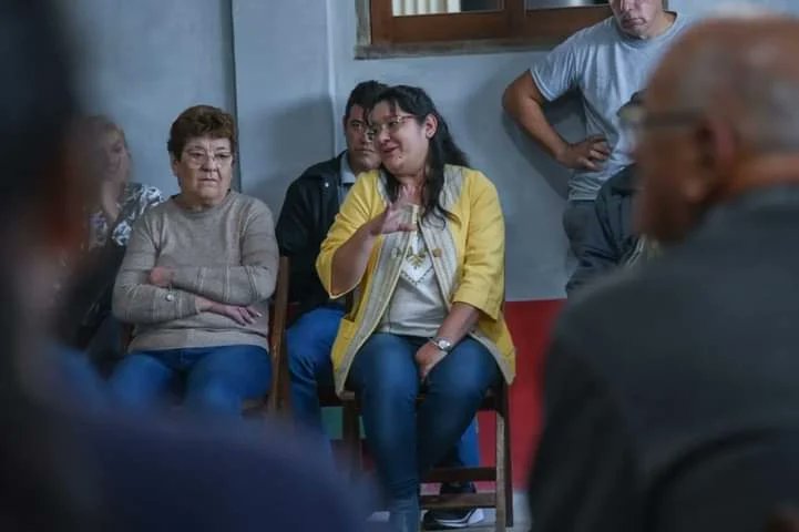 subrelacinst's tweet photo. 🏘️ Dialogamos con los vecinos y las vecinas de #VillaBarberan en el  Centro Religioso del barrio.👨‍👨‍👧‍👦

👉🏼 Mediante la Subsecretaría de Relaciones Institucionales planificamos estrategias operativas para mejorar los recursos humanos y material de la seguridad del barrio. https://t.co/WZ6o8iLSev