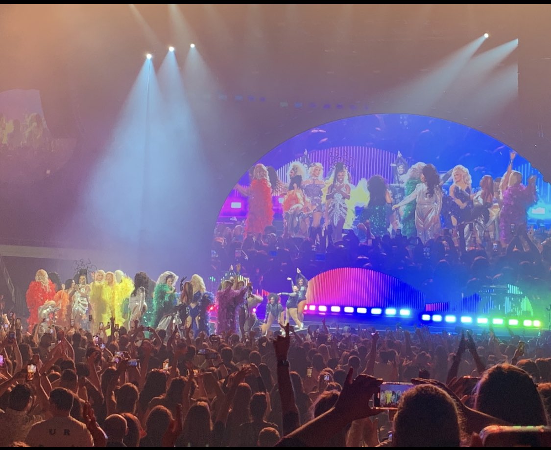 kenyaanderson32's tweet photo. @lizzo kicked off her #Special2our in Knoxville inviting drag queens on stage to perform Everybody’s Gay with her https://t.co/FYbms1qlVl