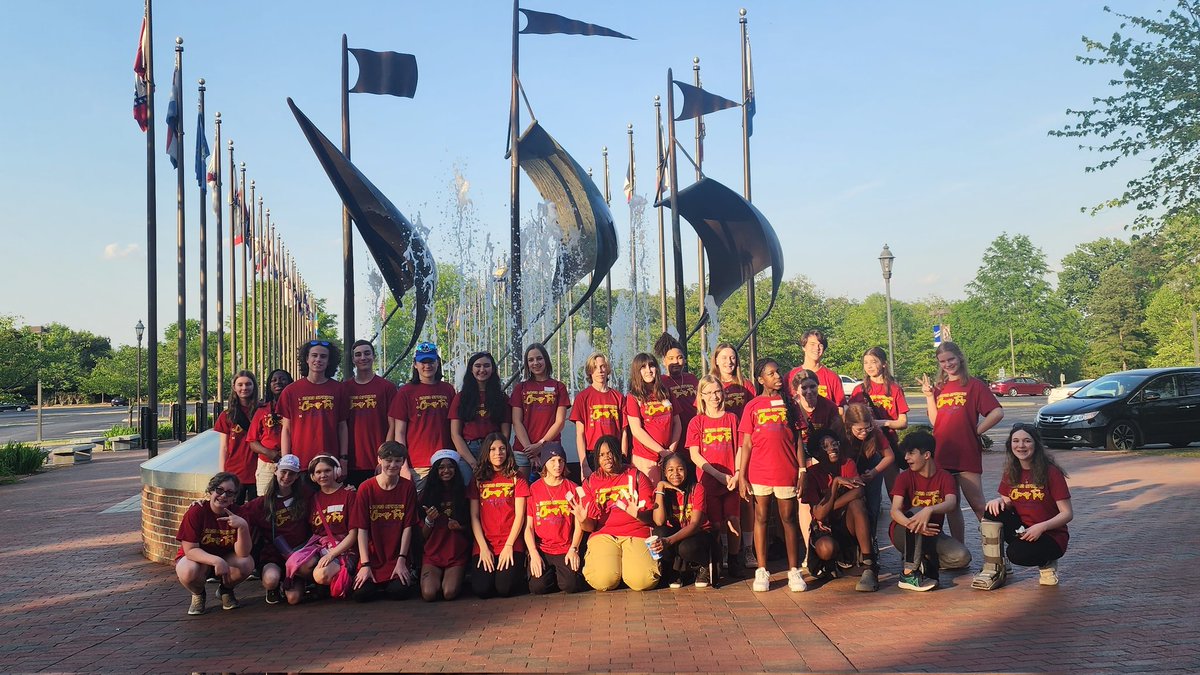 ligongtchorus's tweet photo. Topping off Day 2 with dinner at Jamestown! We sang for the staff, and the students loved connecting with them! #springtrip2023 #williamsburg @ligonmiddle @LigonPTA @DuvallTweets706 @wcpssmagnets @WCPSS_Arts @CentralWCPSS https://t.co/pz3Yh8fh9W