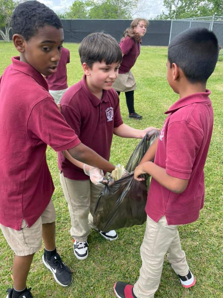 CriddleMon11422's tweet photo. We create impact wherever we are-and these 4th grade scholars know how to do just that!🌿♻️🚮🗑️

These students started Earth Month off right by cleaning up around our school, setting a good example and helping our world be a better place! 🌎 https://t.co/iBQGzEO4L2