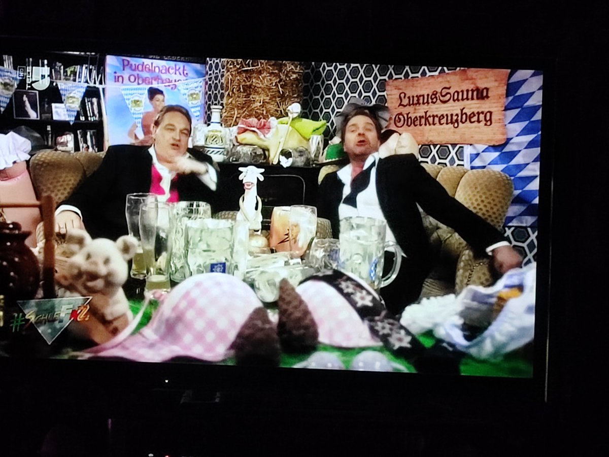 Krueminxler's tweet photo. Sie singen wieder! 😍
#SchleFaZ
#PudelnacktInOberbayern
#BisslSexualverkehr
#AufDemTrockenen
#BumsBuster https://t.co/RPUKuTcvua
