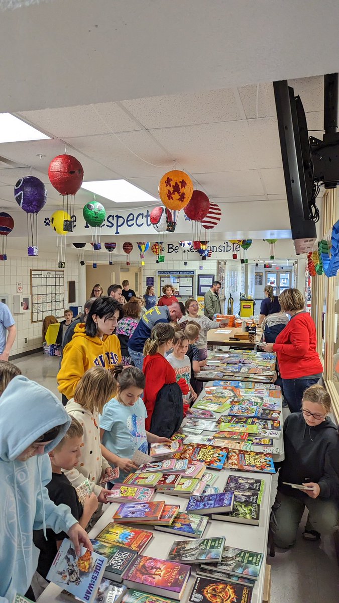 brooklynp81's tweet photo. Awesome night volunteering with my daughter @LLawrenceElem book bingo!! The 💕 &amp;smiles from kids picking out books made my day! https://t.co/s4u5NotUbD