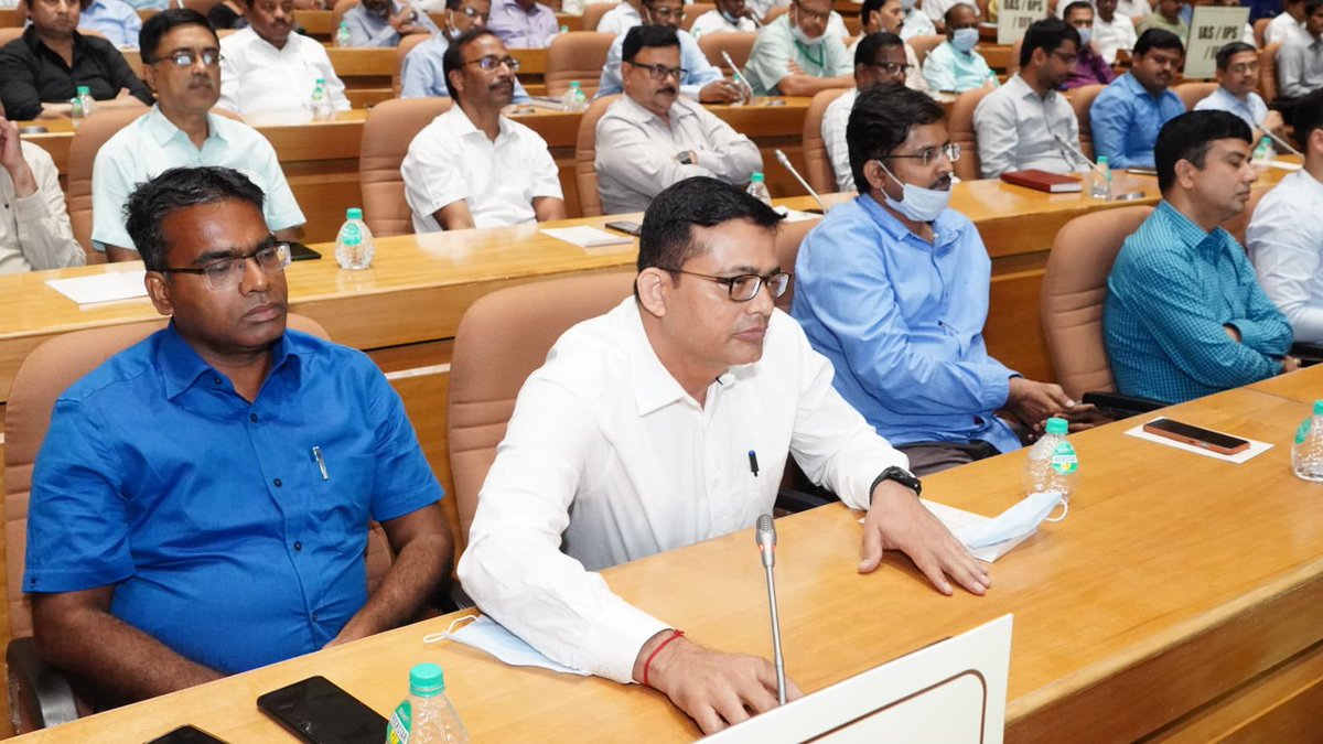 Satya0168's tweet photo. Great to hear Amarieet Sinha's insights on preparing Civil Services for transformative governance at the Civil Service Day Address.Exciting times ahead for India's bureaucracy as they gear up to lead the nation towards a brighter future! #CivilServiceDay #TransformativeGovernance https://t.co/9ivUGEvEyz