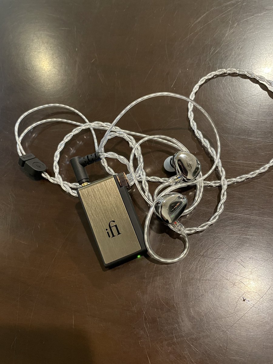miyabi_vlog's tweet photo. SIMGOT EA500とGo bluの組み合わせは素敵な色合いだと思います。
EA500はノズルを変えると音質が変わるイヤフォン。
メインはAirPods Proを使っていますが、サブでこのセットも持ち運んでます。
#SIMGOT 
#EA500
#Goblu https://t.co/VbZAQXXAXR