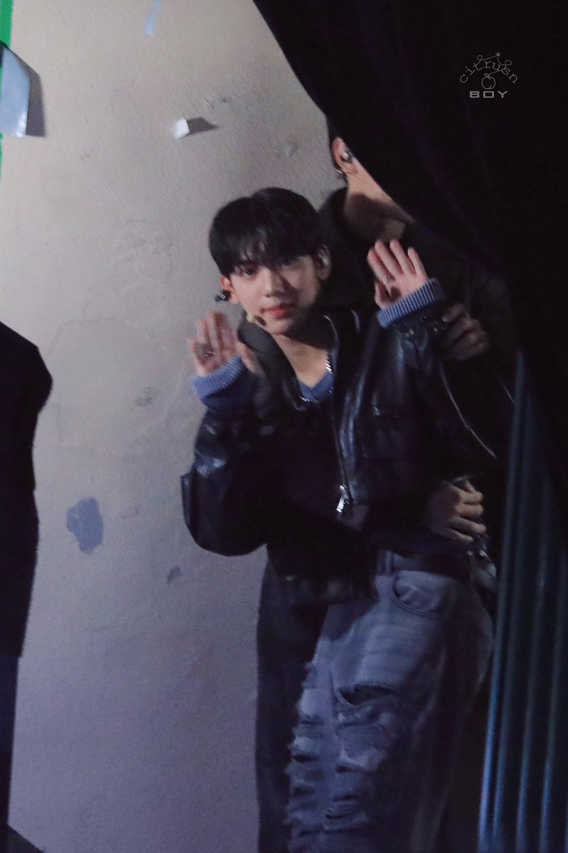 Gyuvin holding yujin's waist and playing with him while he waves at fans :(

#김규빈 #한유진 #KIMGYUVIN #HANYUJIN