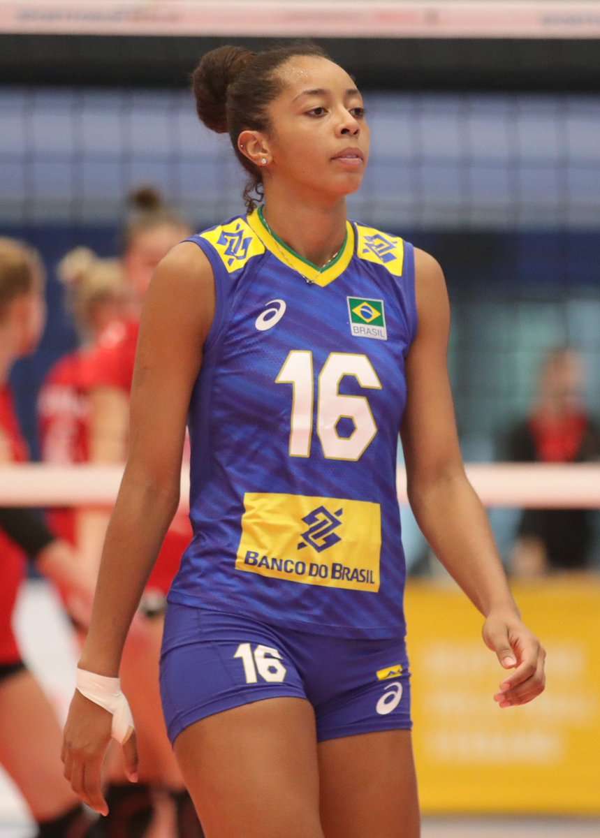 Afrontou campeã olímpica, bi campeã olímpica, foi afrontada de volta e o mais importante: Não deitou. 

Quando eu digo “não deitou”, não é pela vitória e sim por ter botado o time nas costas no momento de maior pressão da equipe no jogo, rodando bola de forma consciente. 

+