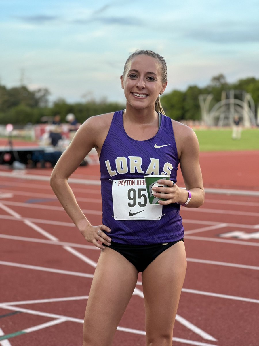 NATIONAL RECORD!!!!! <a href="/Kassieparker199/">Kassie Parker</a> knocks a few tenths of the 5000m record going 15:37.00 #GODUHAWKS <a href="/USTFCCCA/">USTFCCCA</a> <a href="/D3GloryDays/">D3 Glory Days</a>