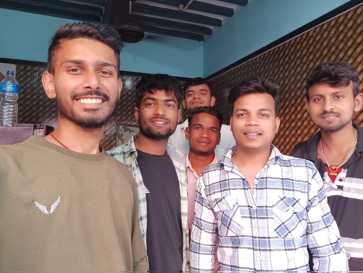 UtsvMusic's tweet photo. एक पटक खाएको खाएै 
Bbschaiwala को चाय ❤️😍😇🥰
#bbschaiwala #customersphotoshoot #happyconsumer  ❤️😇🙏
.
.
.
B.B.S-ChaiWala 
Near by Majdur pustak &amp; Vivhan hotel🥰
📱:- 981-7618238/9745621622 https://t.co/BWkS258s9q