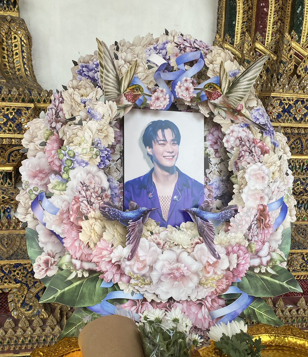 paweena_auau's tweet photo. 🇹🇭 พระจะเริ่มสวดตอน10.00น.
บินอ่า โรฮ่าไทยมารวมกันที่วัดแล้ว
เพื่อมาร่วมใจกันส่งน้องในวันนี้ นายจะอยู่ในใจพวกเราตลอดไป💜😭

💜아로하를 만나 가수로서 사랑해준 문빈에게 감사하다.🐱

#문빈_가수해줘서_고마워
#MOONBIN #문빈 @offclASTRO https://t.co/QxDobSGvBu