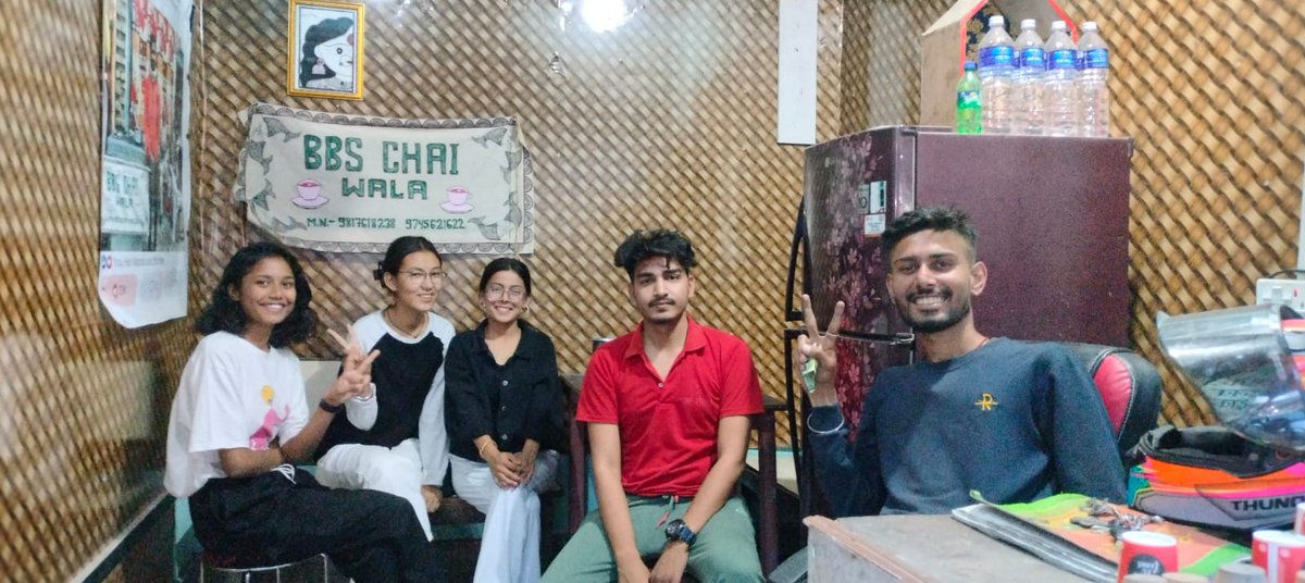 UtsvMusic's tweet photo. एक पटक खाएको खाएै 
Bbschaiwala को चाय ❤️😍😇🥰
#bbschaiwala #customersphotoshoot #happyconsumer  ❤️😇🙏
.
.
.
B.B.S-ChaiWala 
Near by Majdur pustak &amp; Vivhan hotel🥰
📱:- 981-7618238/9745621622 https://t.co/ggBjpFO6gm