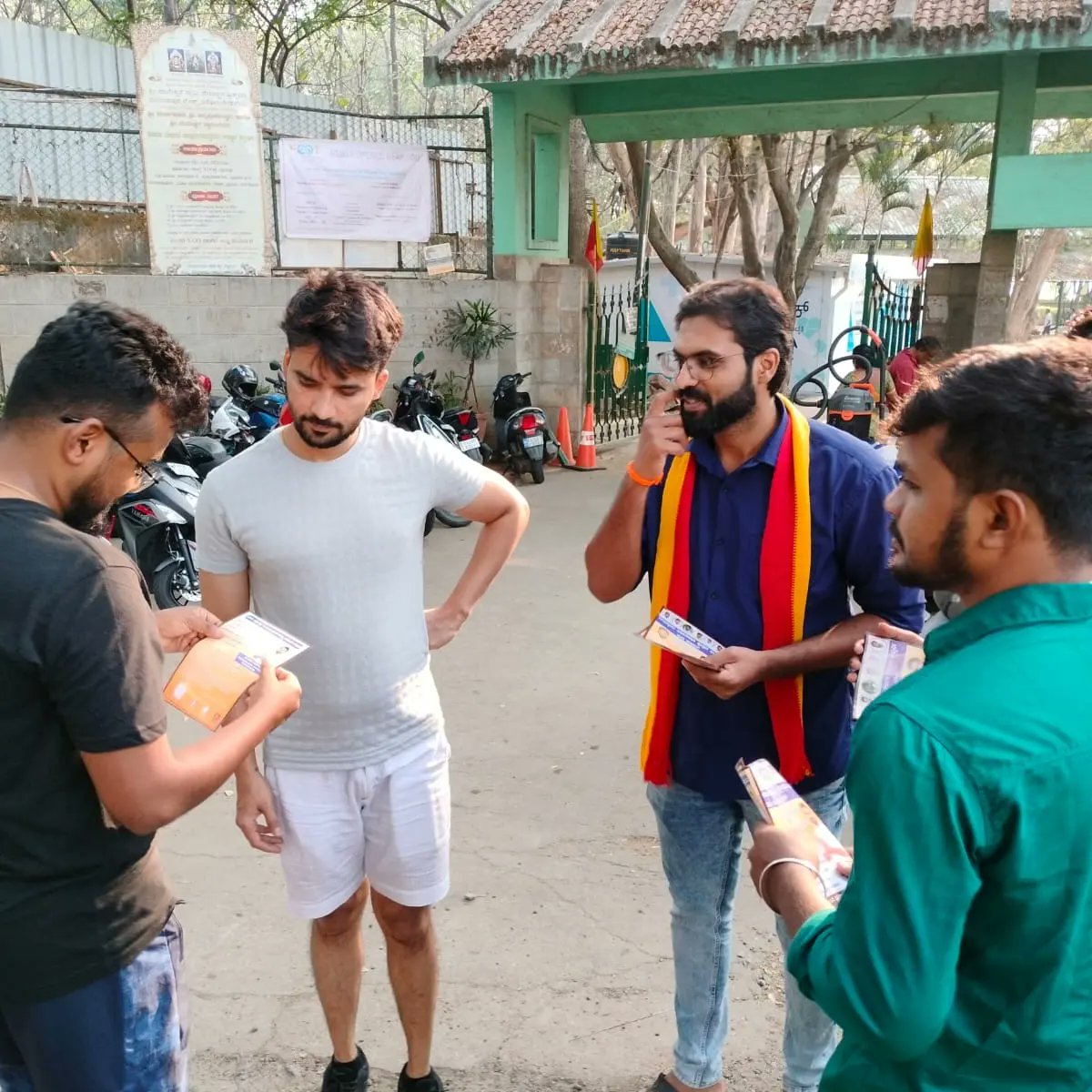 ManuAry73085049's tweet photo. ಮಲ್ಲೇಶ್ವರಂ ವಿಧಾನಸಭಾ ಕ್ಷೇತ್ರದಲ್ಲಿ ಸ್ಥಳೀಯರನ್ನ ಭೇಟಿ ಮಾಡಿ ಮತಚಲಾವಣೆ ಮಾಡುವಂತೆ ಮನವಿ ಮಾಡಲಾಯಿತು.
Malleshwaram Independent candidate Manu Kumar
#voteforchange2023
#malleshwaramassmbly #Malleshwaram #DKShivakumar #ModiGovt #JDSKarunadu #ManuKumar #AshwathNarayan https://t.co/iWfwxD0zDT