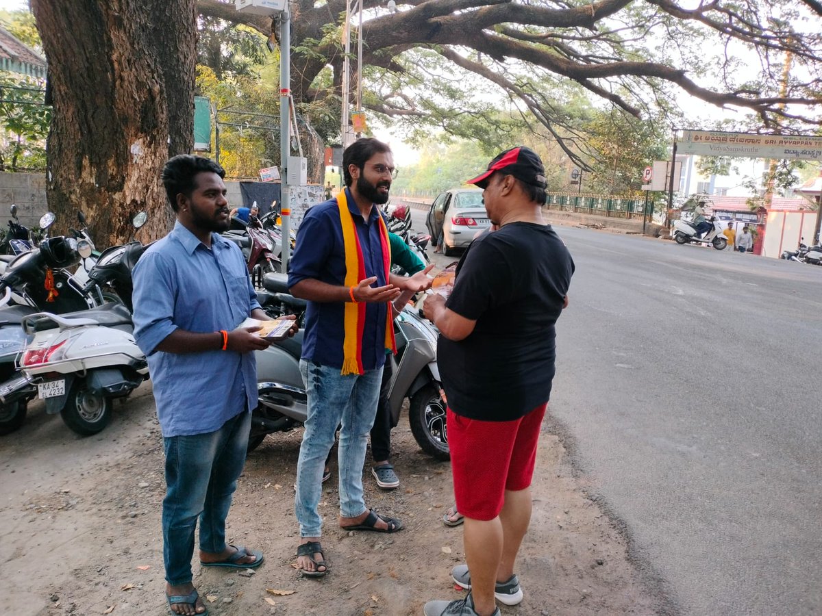 ManuAry73085049's tweet photo. ಮಲ್ಲೇಶ್ವರಂ ವಿಧಾನಸಭಾ ಕ್ಷೇತ್ರದಲ್ಲಿ ಸ್ಥಳೀಯರನ್ನ ಭೇಟಿ ಮಾಡಿ ಮತಚಲಾವಣೆ ಮಾಡುವಂತೆ ಮನವಿ ಮಾಡಲಾಯಿತು.
Malleshwaram Independent candidate Manu Kumar
#voteforchange2023
#malleshwaramassmbly #Malleshwaram #DKShivakumar #ModiGovt #JDSKarunadu #ManuKumar #AshwathNarayan https://t.co/iWfwxD0zDT