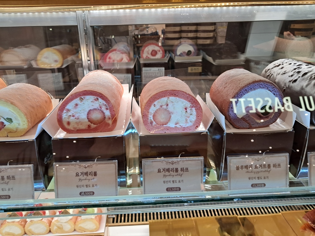 서울의 어느 제과점의 롤케이크입니다. 참 예쁩니다. 🍓 ⓒ 2023 딸기우유 #롤케이크 #몽슈슈