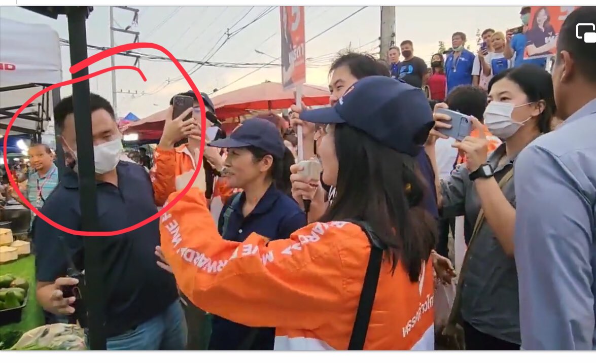 shutup2557's tweet photo. ส่วน "ประยุทธ์" เมื่อได้ยินเสียงผู้สมัครก้าวไกลเขต 4 จึงหยุดฟัง โบกมือทักทาย แต่ส่งตัวแทนมาเชิญ "พุธิตา ชัยอนันต์" ไปที่อื่น จากนั้นผู้สมัครก้าวไกลตอบโต้ว่าที่นี่เป็นตลาด ถ้า "ประยุทธ์" และพรรคหาเสียงได้ พรรคอื่นก็หาเสียงได้เช่นกัน https://t.co/1LnXycbJ4m
