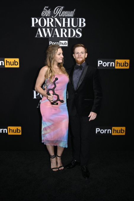 A night with the stars. ✨   Thanks for having us @Pornhub we love you! 🧡🖤🥂 https://t.co/TfR4MFNRBu