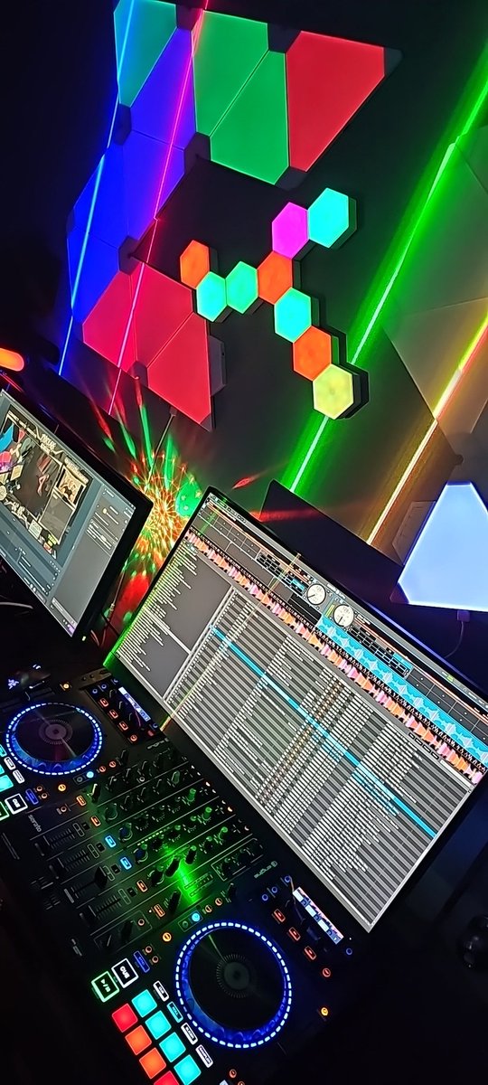 Live ... progressive house night 
twitch.tv/djsicric