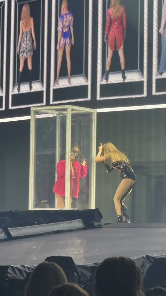 midnightstrack2's tweet photo. TAYLOR DID A LOSER SIGN TO LOVER😭 she’s so unserious https://t.co/YZwxNdueqy