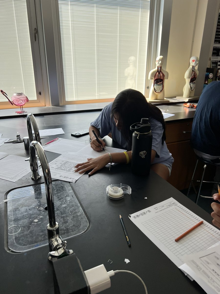 DOminiakSCIENCE's tweet photo. We had a great day in 209 graphing phase changes and color coding states of matter to compare elements π€ π¨ #collsedu #DominiakScienceAttack #iteachchem https://t.co/vgWtc4R21A