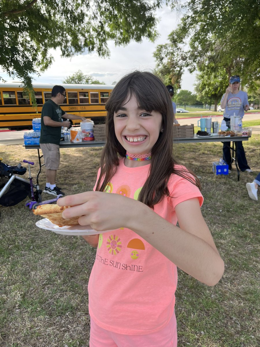 SherryTeach4Fun's tweet photo. Pizza picnic at the park☀️Happy Earth Day!!🌎 @Jack_D_Johnson https://t.co/VSgwRV1SHI