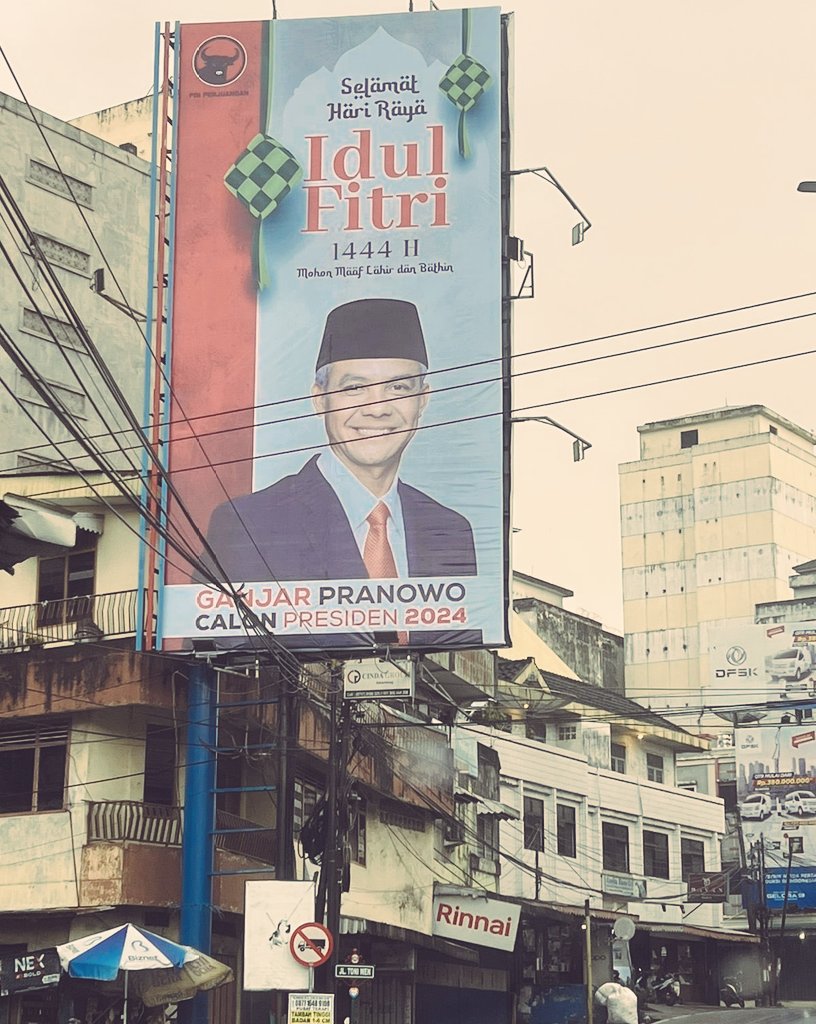 Masih GUBERNUR AKTIF Jawa tengah tapi sudah KAMPANYE PRESIDEN 

Billboard Tulisan nya bukan lagi GUBERNUR JATENG Tapi sudah berubah jadi CAPRES 2024

Emang GANJAR PRANOWO Sudah Resign Dari Jabatan GUBERNUR JATENG <a href="/kemendagri/">Kementerian Dalam Negeri</a> ??

BAWASLU <a href="/bawaslu_RI/">Bawaslu RI</a> kemana ini ???