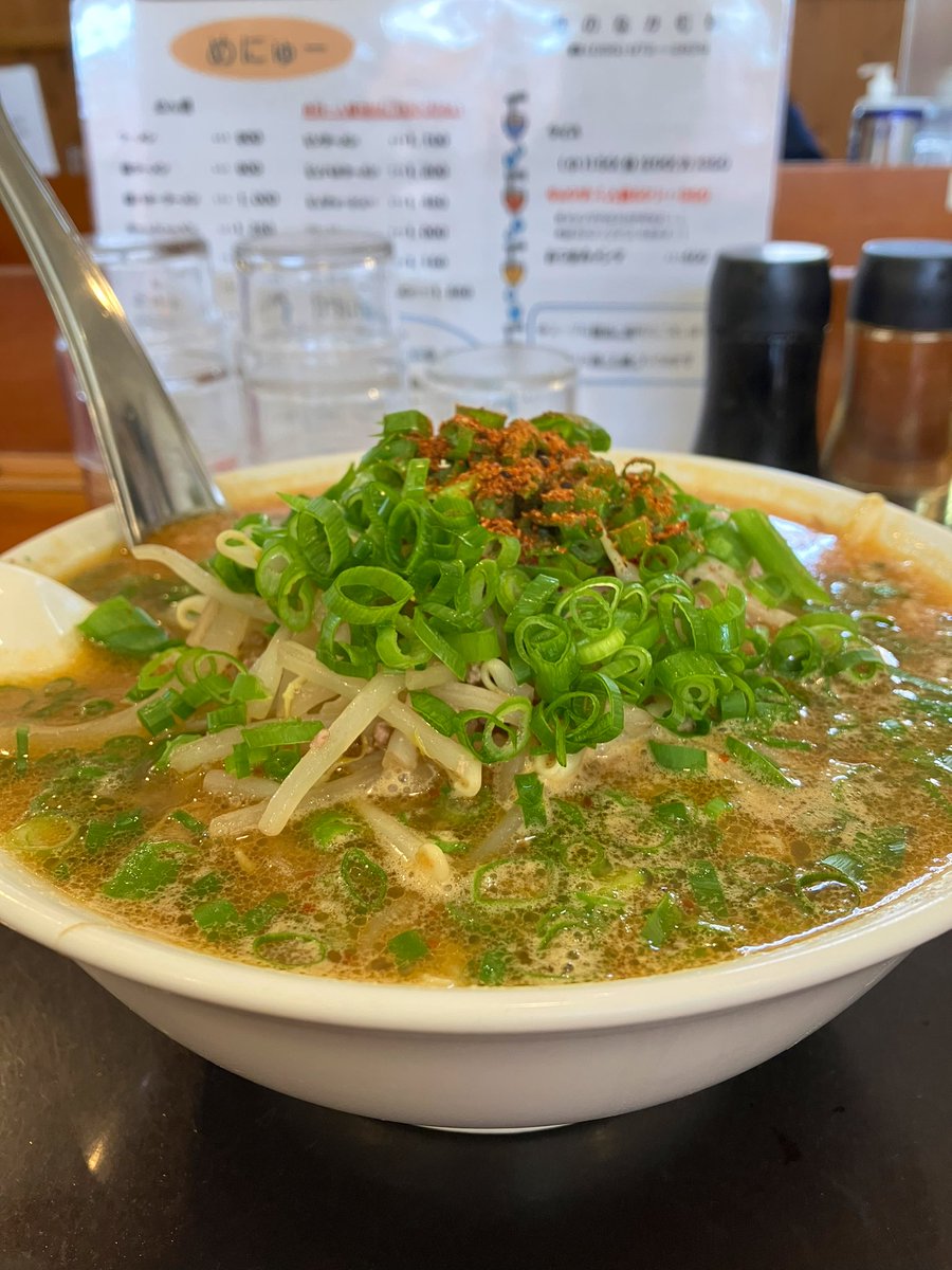 d_6nd's tweet photo. #味のなかむら
盛り多めだし、お値段ちょい高めなのに老若男女が集うこの店。
色んなラーメンあるけどこれも一つの到達点だと思う。
そんなこの店でぜひ聞いて下さい
#恋だろ
#全部関係無いのがラーメンだろ
#三島市観光アンバサダー 
https://t.co/nYFffPJ2f8 https://t.co/AGqTncOYS9