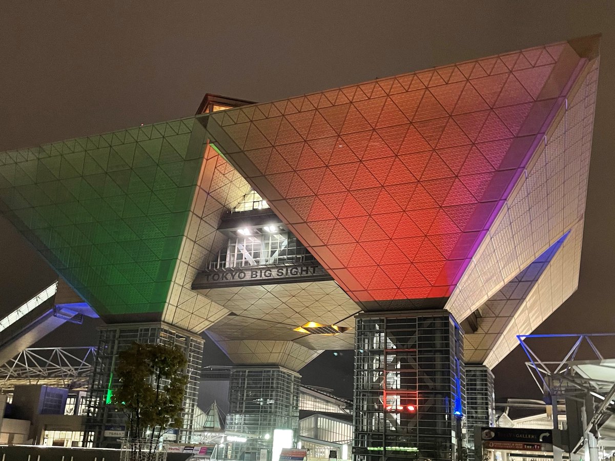 T_Bigsight's tweet photo. 本日22日~23日の2日間、都内で開催される国内最大級のLGBTの祭典「TOKYO RAINBOW PRIDE」に合わせて、東京ビッグサイト会議棟をレインボーカラーにライトアップします✨
当社CSRの取り組み⇒ https://t.co/mtxXC1UmUI
#TRP2023 #LGBT #awarenessColor https://t.co/B7CMyPYm37