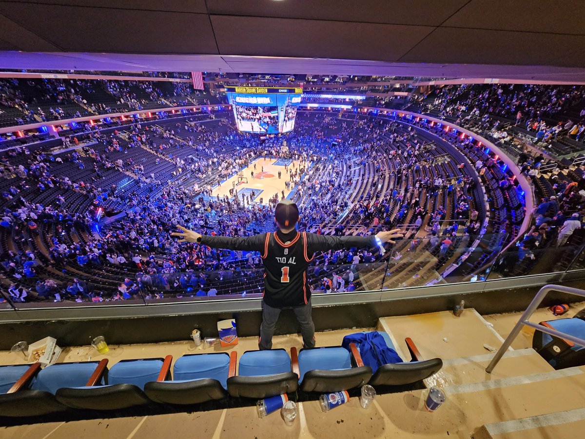 TioALnyc's tweet photo. #Knicks win!!! See you Sunday #MSG #NewYorkForever This felt absolutely AMAZING!! #MySignaturePose https://t.co/UUyb3QEAJV